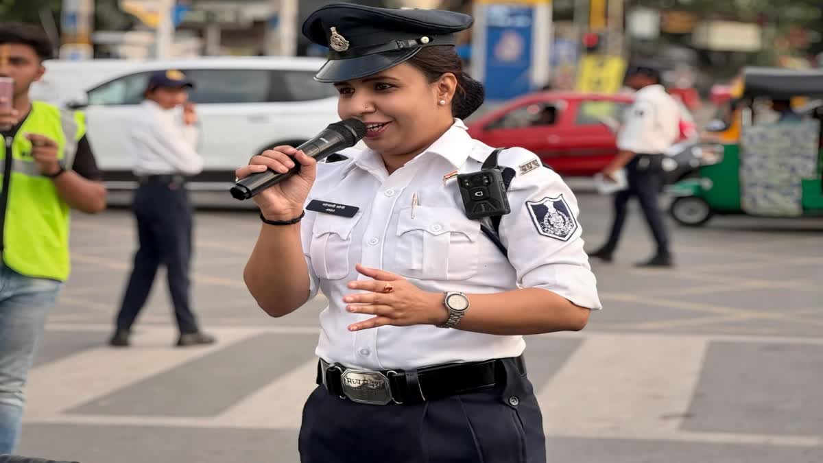 Indore Singing Cop Sonali Soni