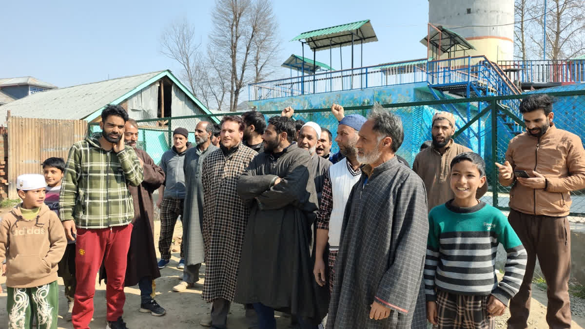 پلوامہ کے چنن واری رتنی پورہ علاقہ کے لوگ پینے کے صاف پانی کی سہولت سے محروم