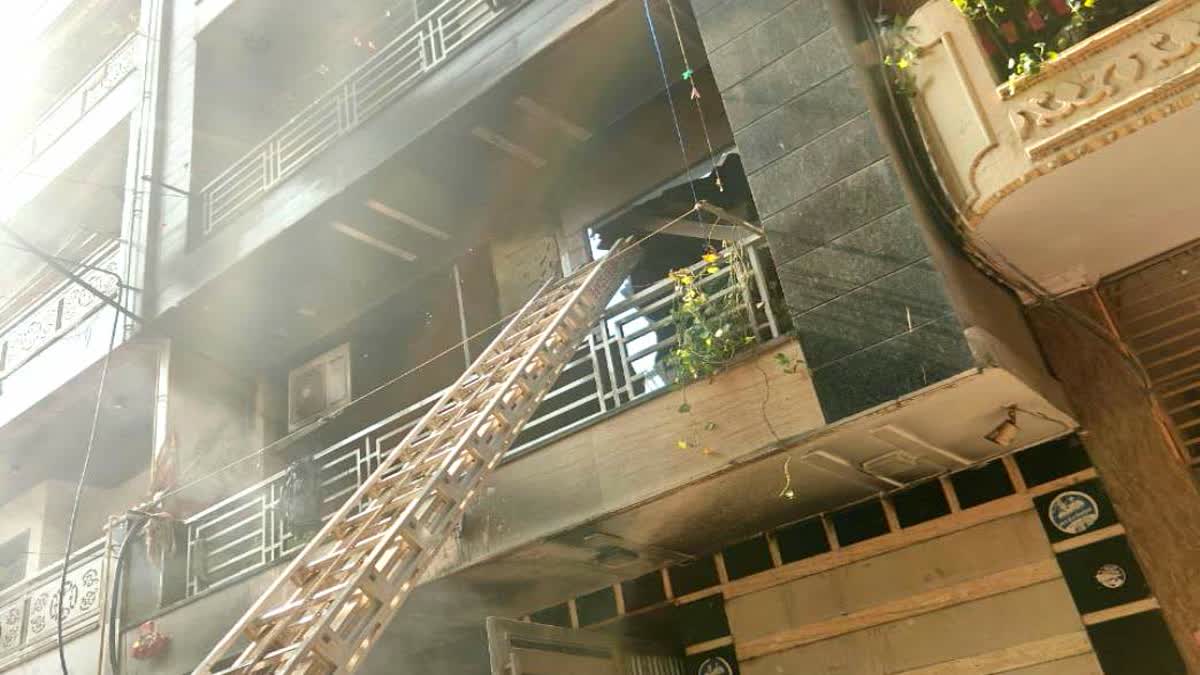 मजलिस पार्क इलाके में लगी आग