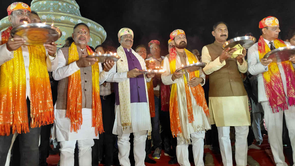 Om Birla, Minister Hiralal Nagar, and others perform the Maha Aarti