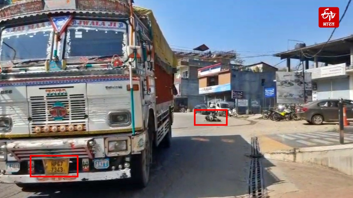 Truck crushes scooter in Ghumarwin