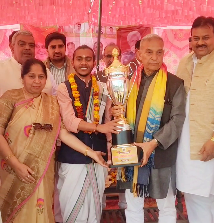 Om Yogi Shirshasana Record