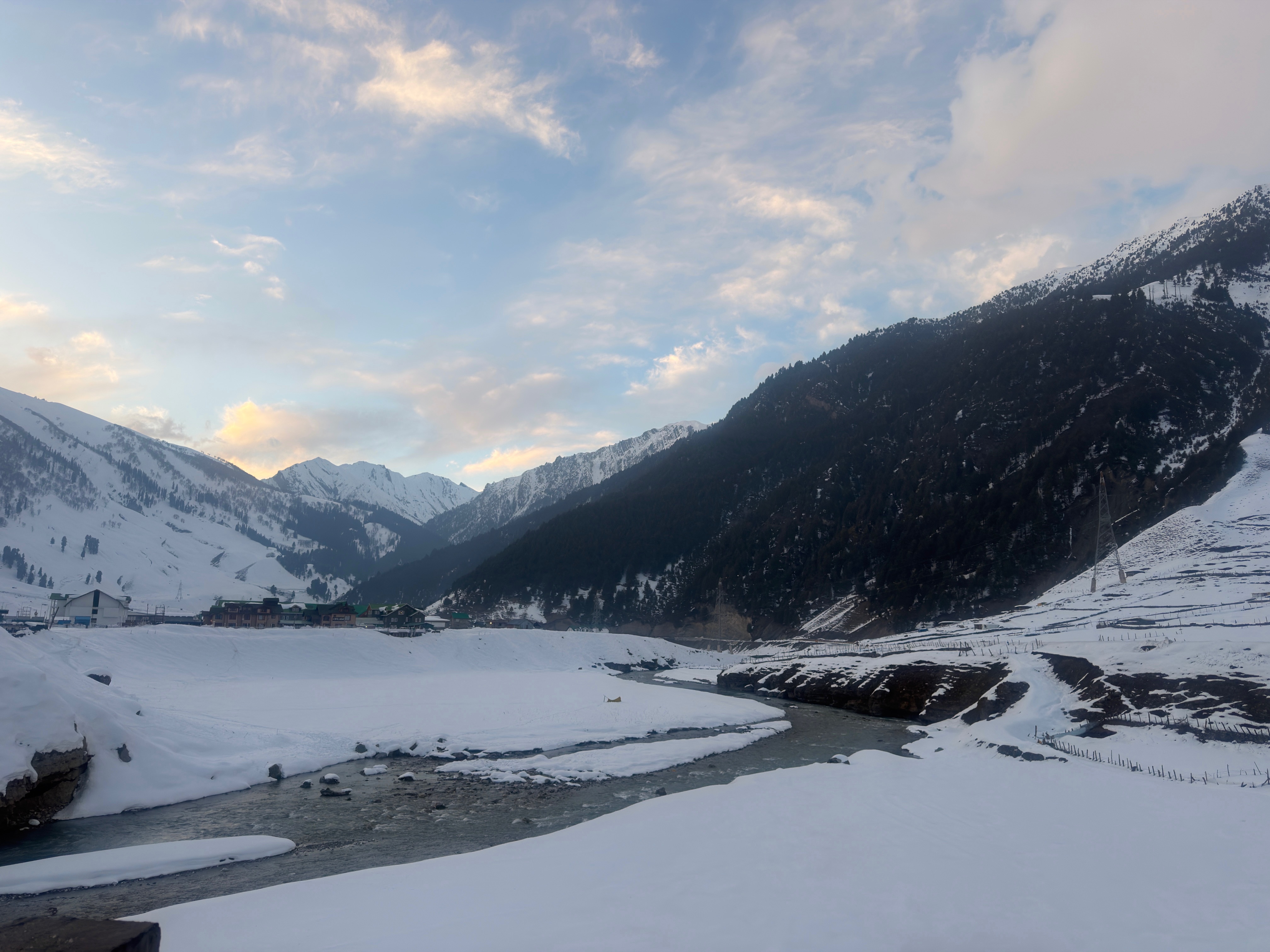 کشمیر میں فروری کے اوائل میں ہوئی برفباری کے بعد ایک دلکش منظر