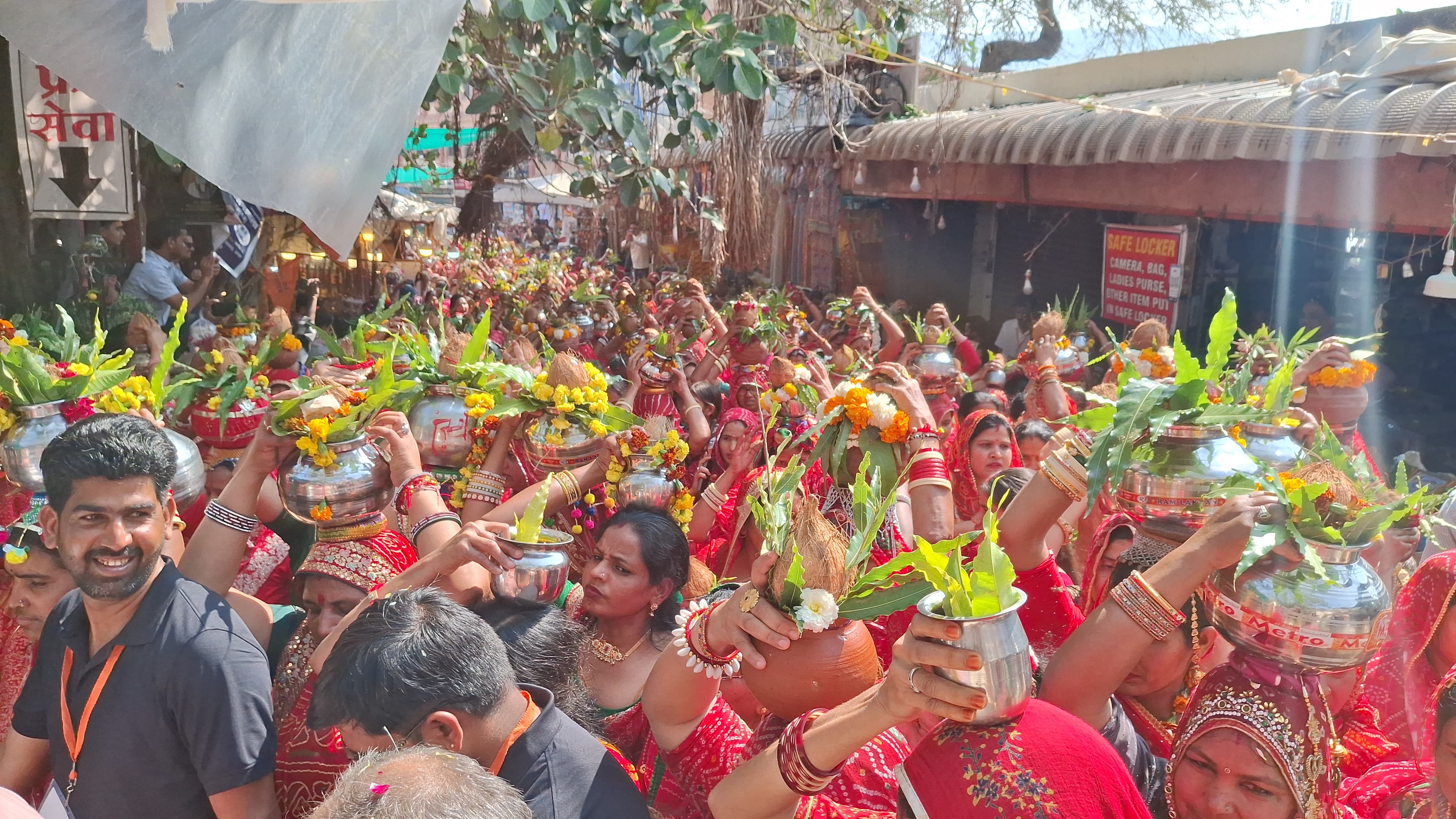 Kalash Yatra was taken out before Hanumant Katha.