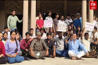 वाराणसी में प्रदर्शन करते विद्यार्थी.