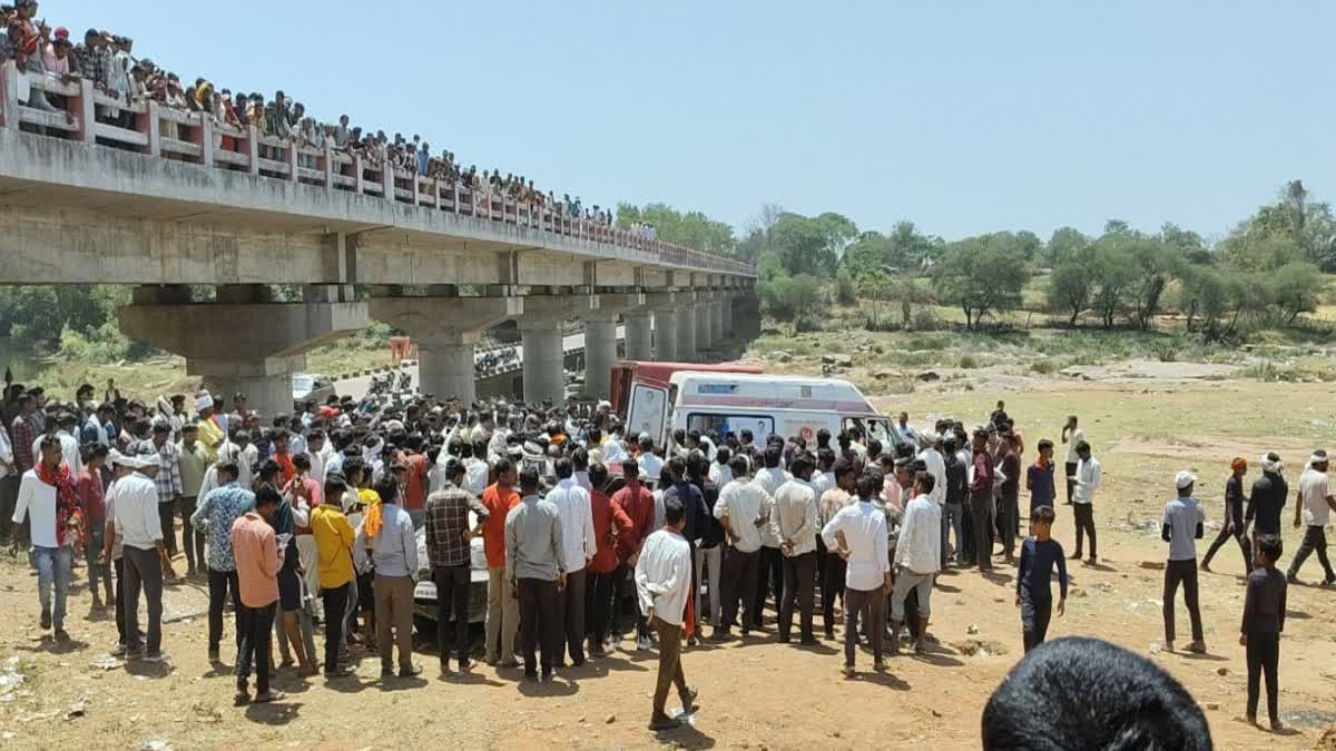 Jeep falls off bridge in Madhya Pradesh's Damoh.