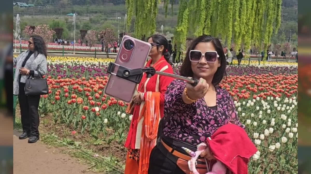 Srinagar: More Than 8 Lakh Tourists Visit Tulip Garden, Set New Record Srinagar: More Than 8 Lakh Tourists Visit Tulip Garden, Set New Record