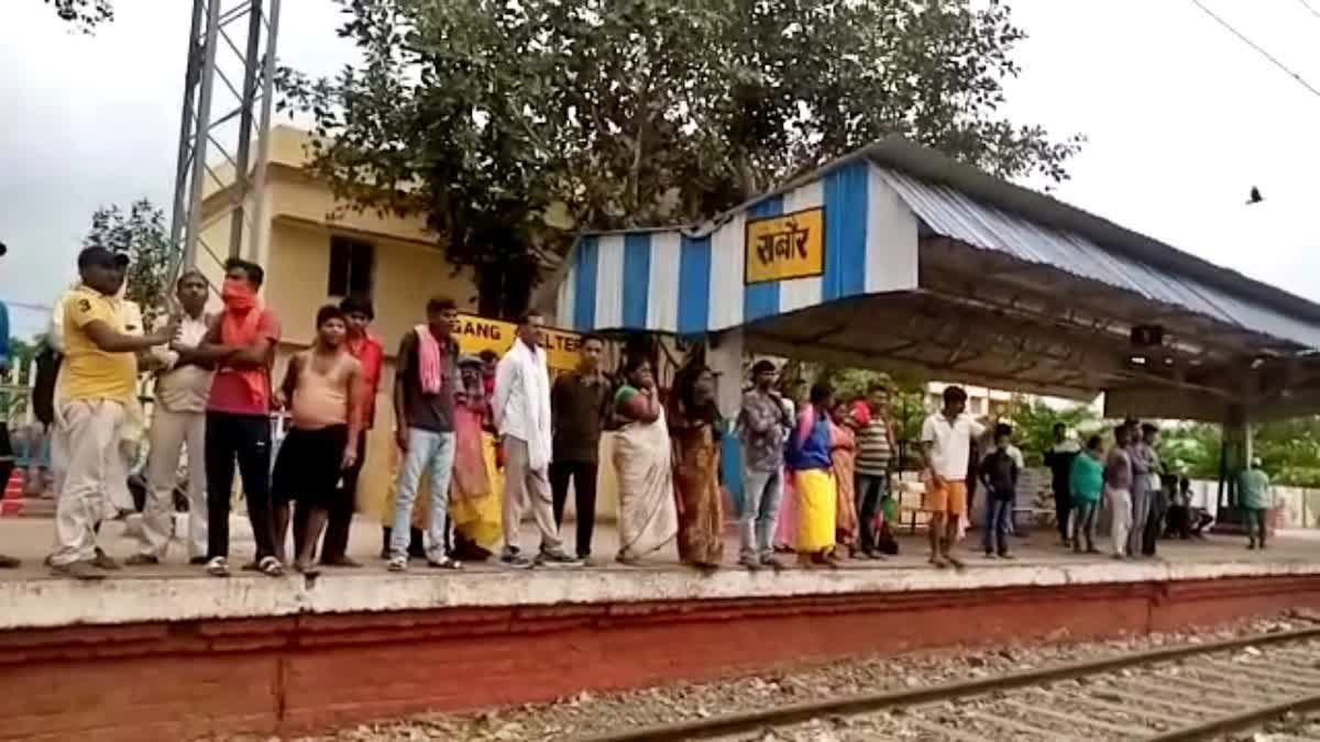 ROBBERY IN MOVING TRAIN