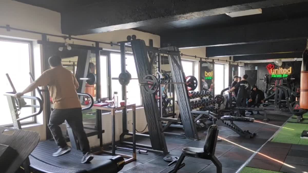 Ljudi vježbaju u teretani u Srinagaru