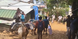 குதிரை மூலம் எடுத்து செல்லப்பட்ட வாக்குப்பதிவு இயந்திரங்கள்