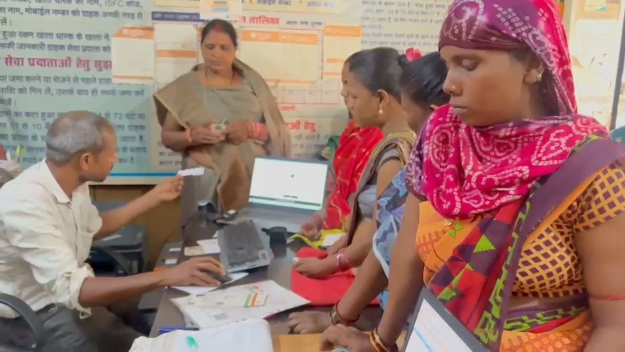 Women reaching CSC center in hot sun