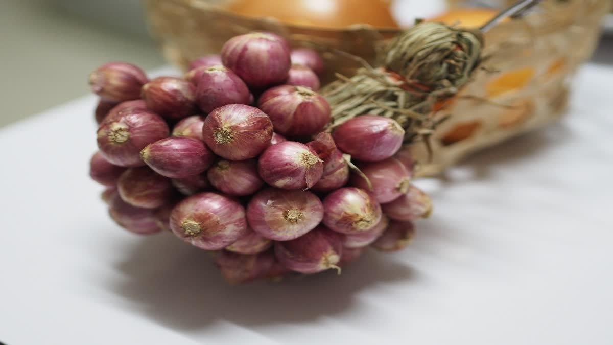 can-carrying-onions-during-a-heatwave-actually-help-you-stay-cool