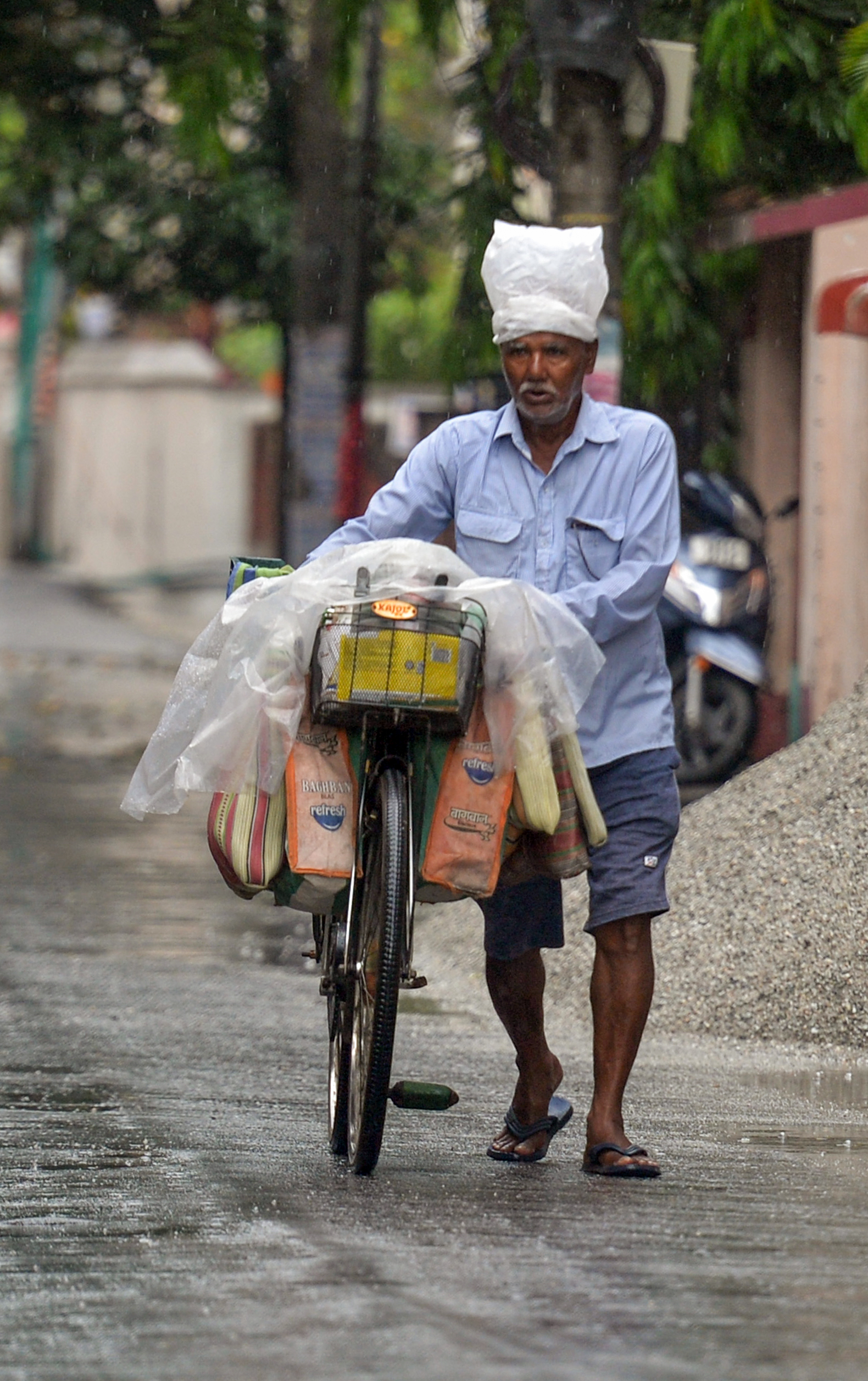 India Faces Dual Weather Crisis: 48°C Heatwave Hits North, Thunderstorm Alerts For 14 States