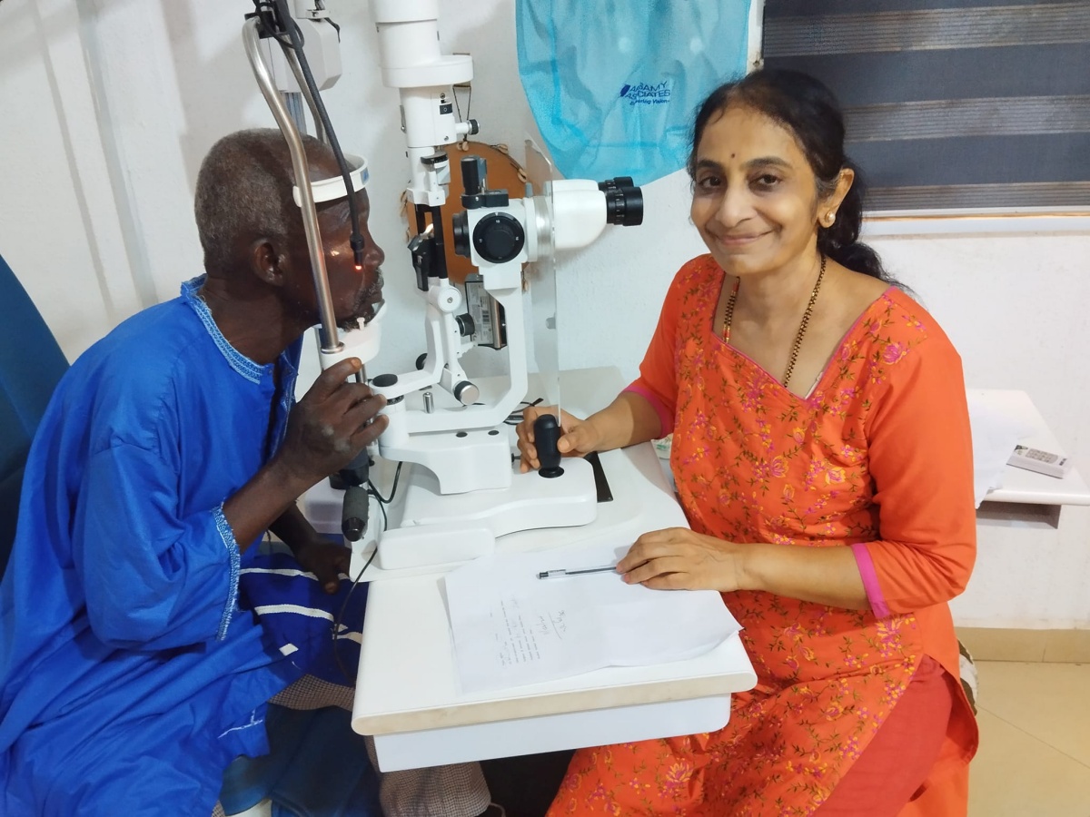 Dr Uma Ravishankar with a patient in Africa