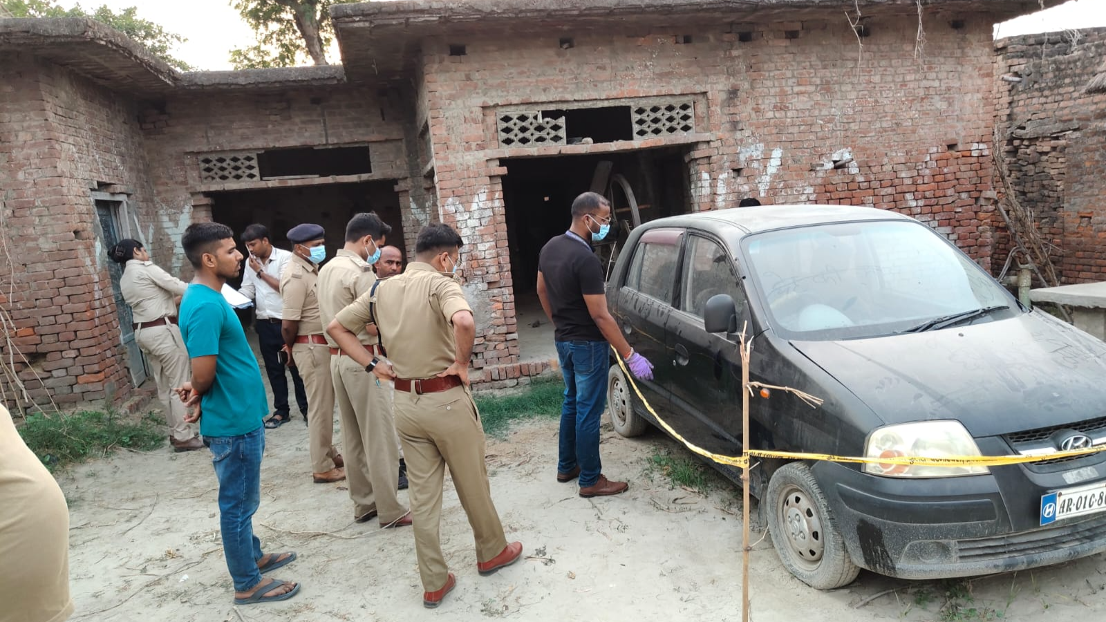 कार की जांच करती एफएसएल की टीम