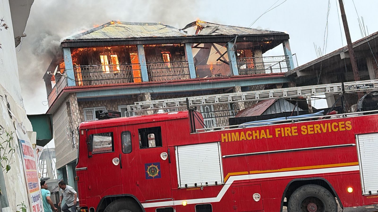 दमकल कर्मियों ने आग पर पाया काबू