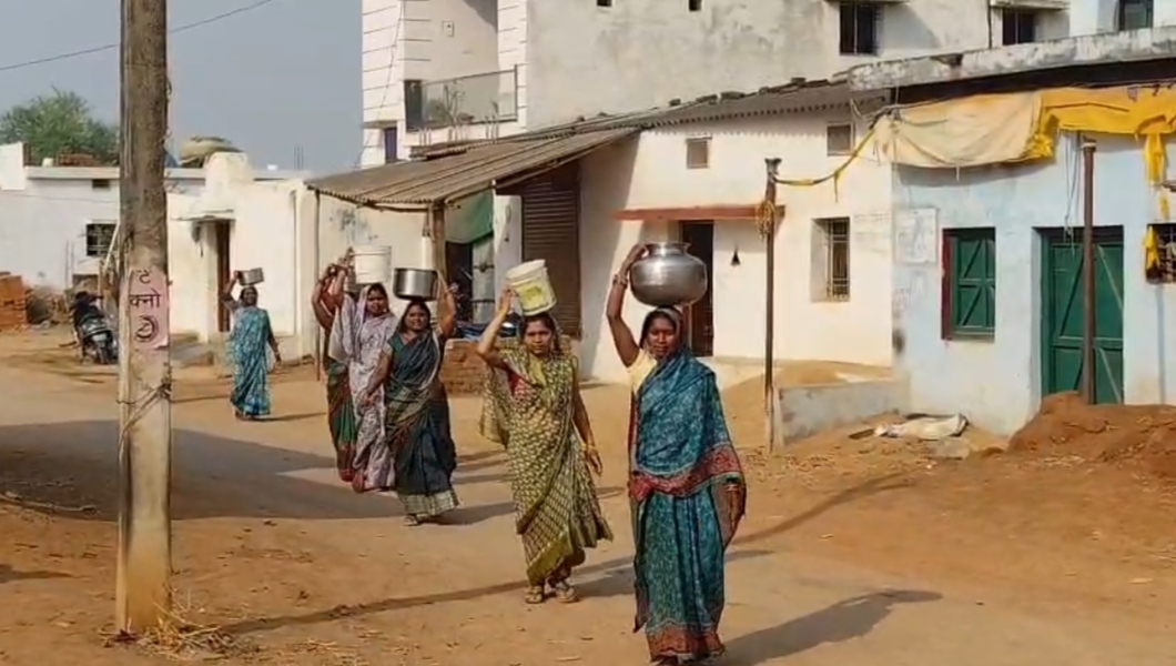 Women from Bhalesar village are fetching water from several kilometers away.