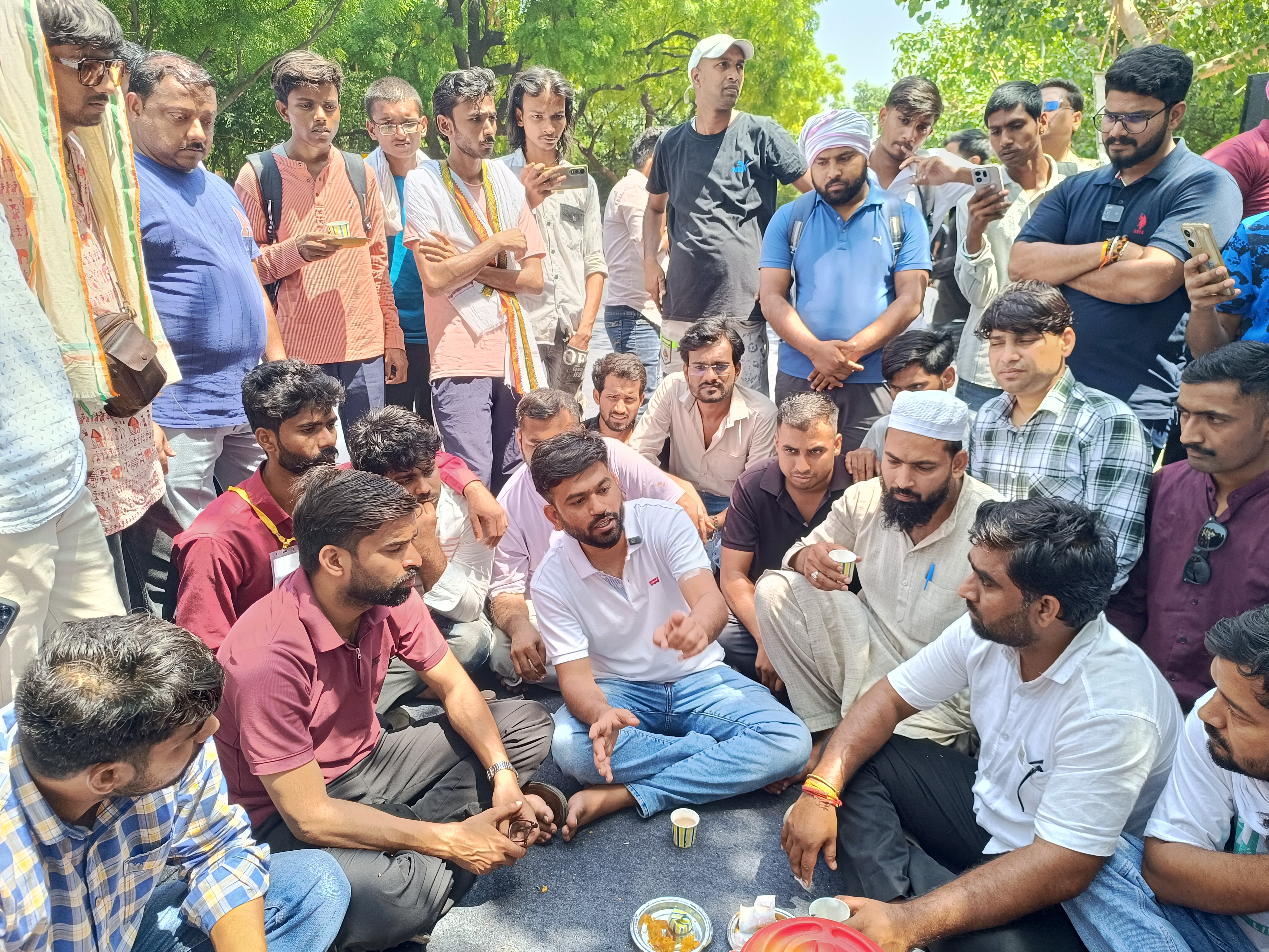 प्रदर्शनकारियों के लिए चाय, समोसे और पानी की व्यवस्था