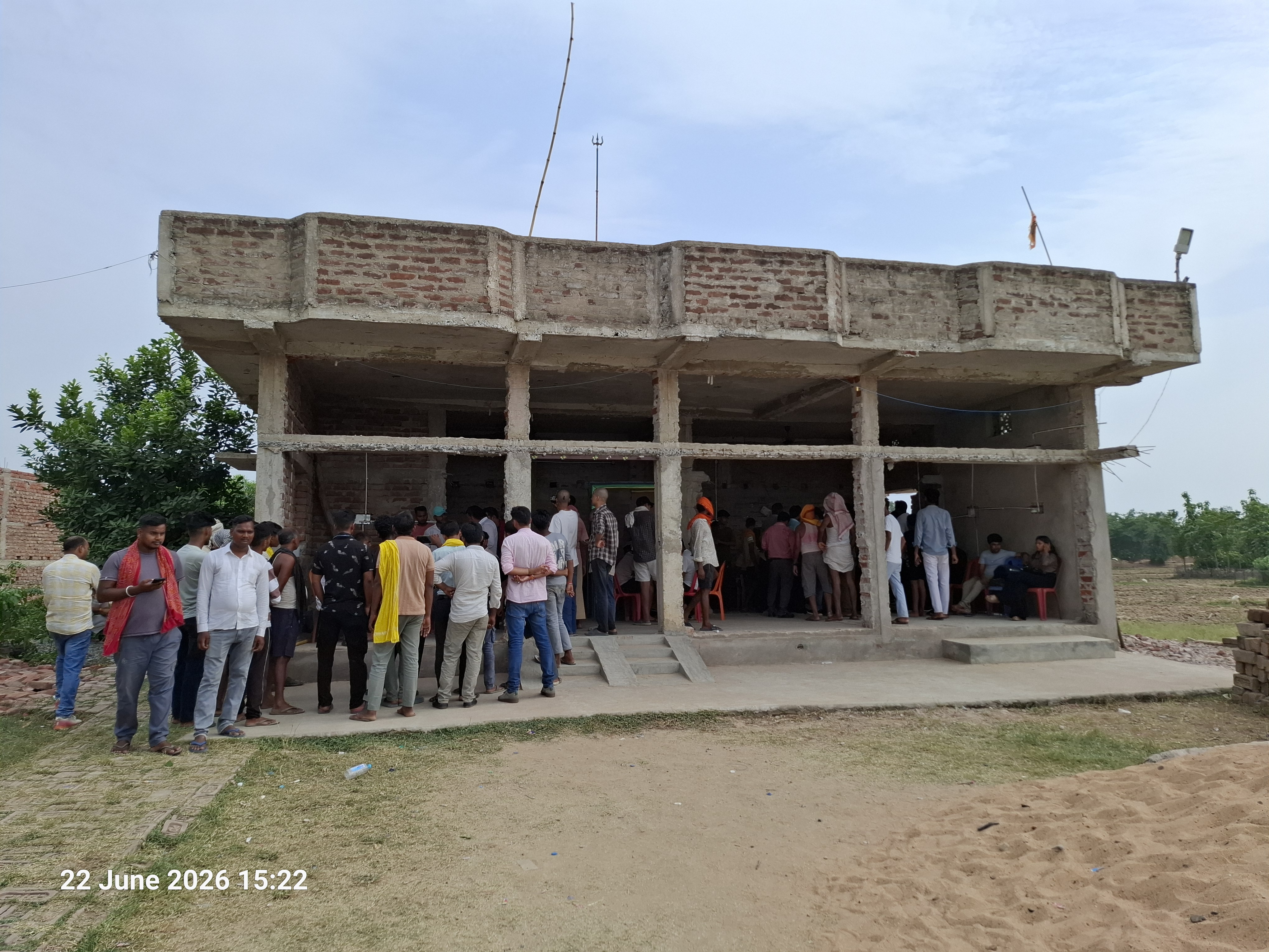 बिलौटी गांव में महापंचायत की तैयारी में जुटे लोग