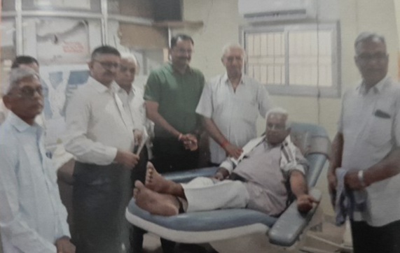 18 વર્ષ ઉપરના રક્તદાન કરી શકે અને ઓછામાં ઓછા 60 વર્ષથી નીચેના લોકો રક્તદાન કરી શકે