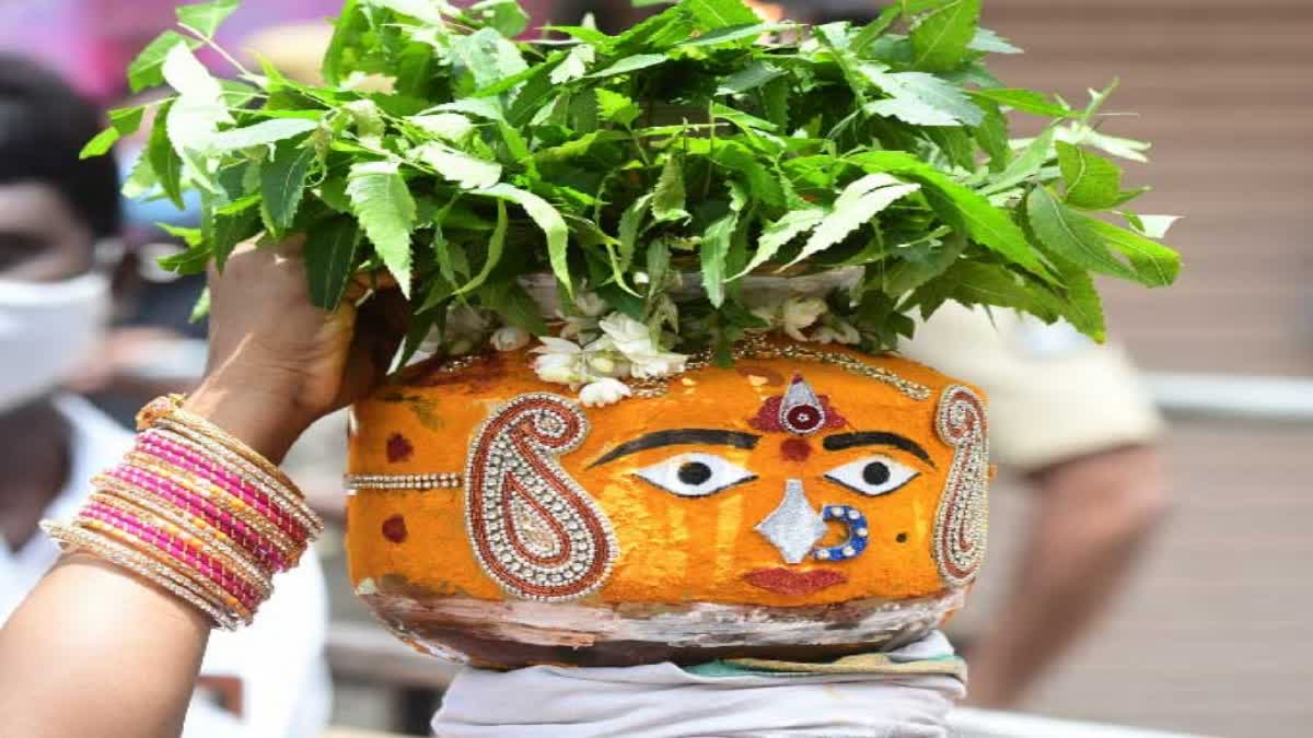 LIVE : లష్కర్ బోనాల్లో రంగం భవిష్యవాణి - Mahankali Bonalu Rangam LIVE