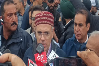 عمر عبداللہ نے بڈگام کے سیلاب سے متاثرہ دکان مالکان سے بات چیت کی