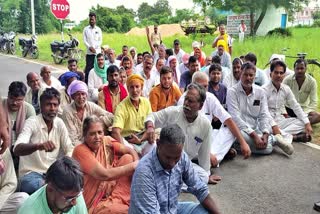 कैमूर में मुआवजे के लिए किसानों का प्रदर्शन