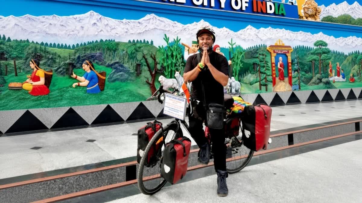 Cyclist Somen Debnath arrives in Hamirpur