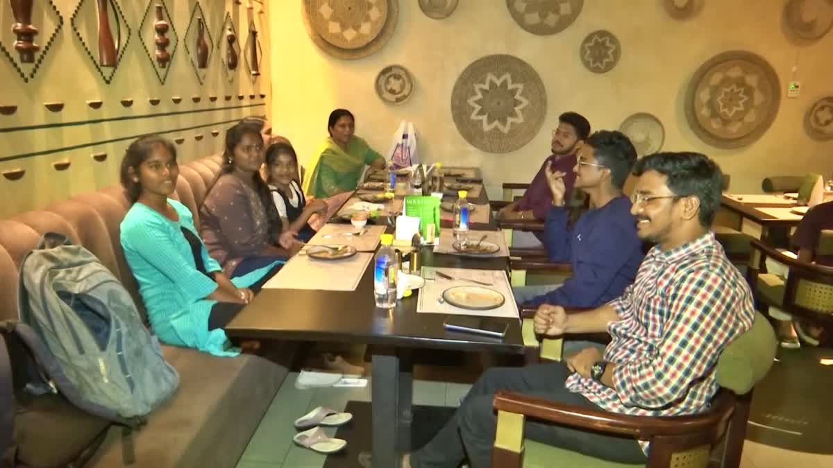 సాయంత్రం అయిందంటే చాలు ఫుడ్ లవర్స్‌తో కిక్కిరిసిపోతున్న గురునానక్​ కాలనీ రోడ్లు