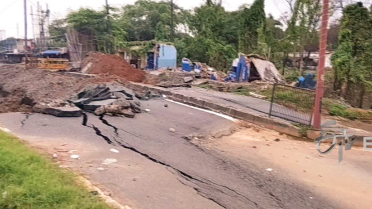 A road cave-in at Kenduadih in Jharkhand’s Dhanbad district.