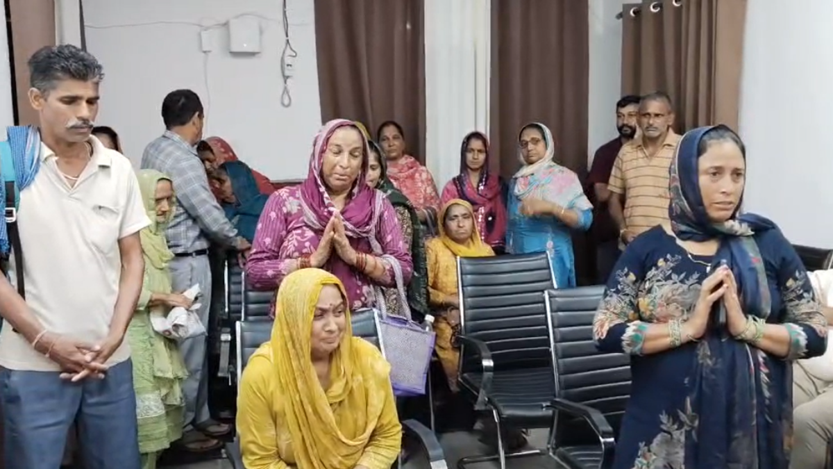 एसपी देहरा से मिलने पहुंचे लापता बच्चों के परिजन