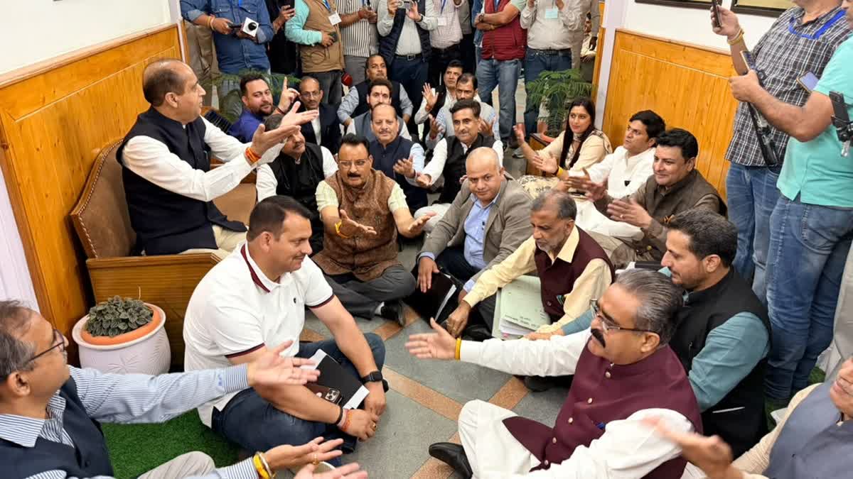 भाजपा विधायक स्पीकर चेंबर के बाहर धरने पर बैठे हुए