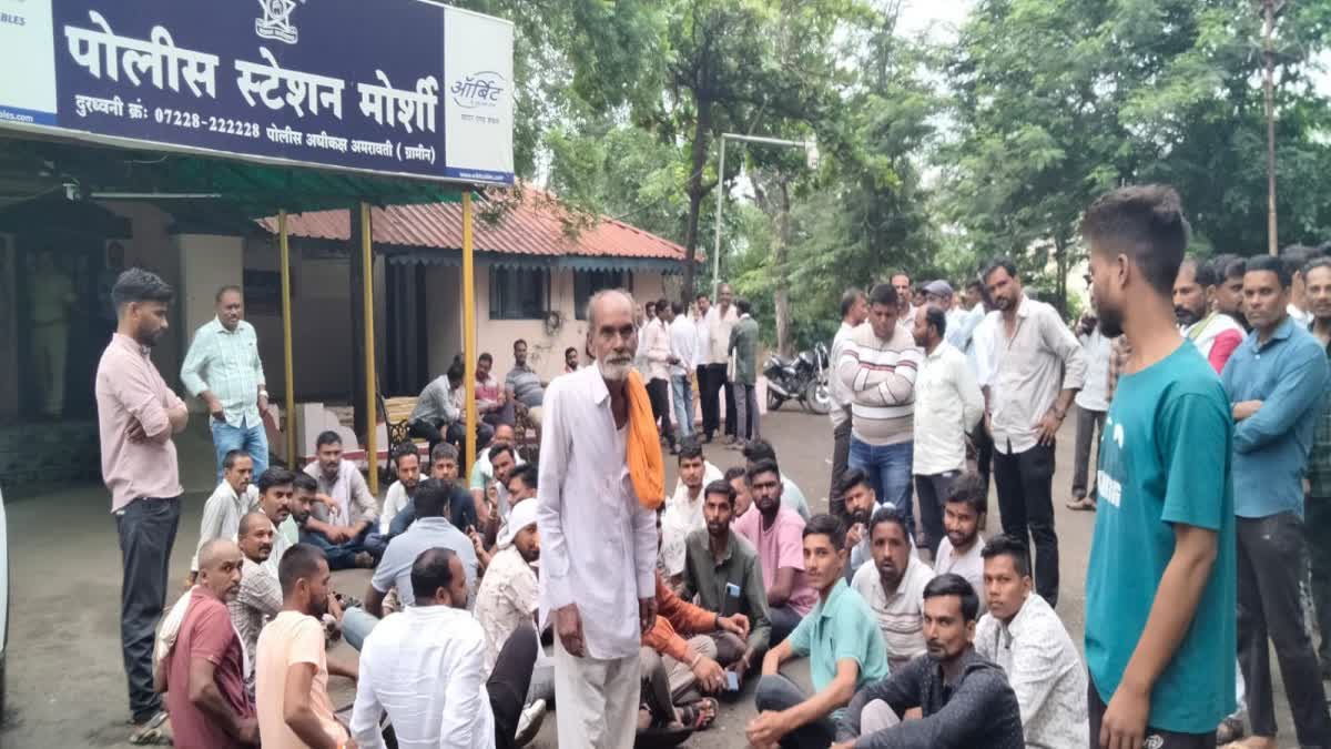 Angry villagers march to Morshi police station