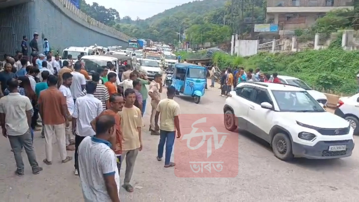 Protesters confronted the convoy of Meghalaya's Deputy Chief Minister and Chief Secretary in Jorabat