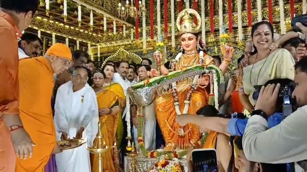 ಮಂಗಳೂರು:ಮಂಗಳೂರು ದಸರಾಕ್ಕೆ ವಿಧ್ಯುಕ್ತ ಚಾಲನೆ; 10 ದಿನ ಹಬ್ಬದ ಸಂಭ್ರಮ,ಮಂಗಳೂರಿನ ಕುದ್ರೋಳಿ ಶ್ರೀ ಗೋಕರ್ಣನಾಥ ಕ್ಷೇತ್ರದಲ್ಲಿ ಎಂದು ವೈಭವದಿಂದ ನಡೆದ ನವದುರ್ಗೆಯರ ಮೂರ್ತಿ ಪ್ರತಿಷ್ಠಾಪನೆ.!!