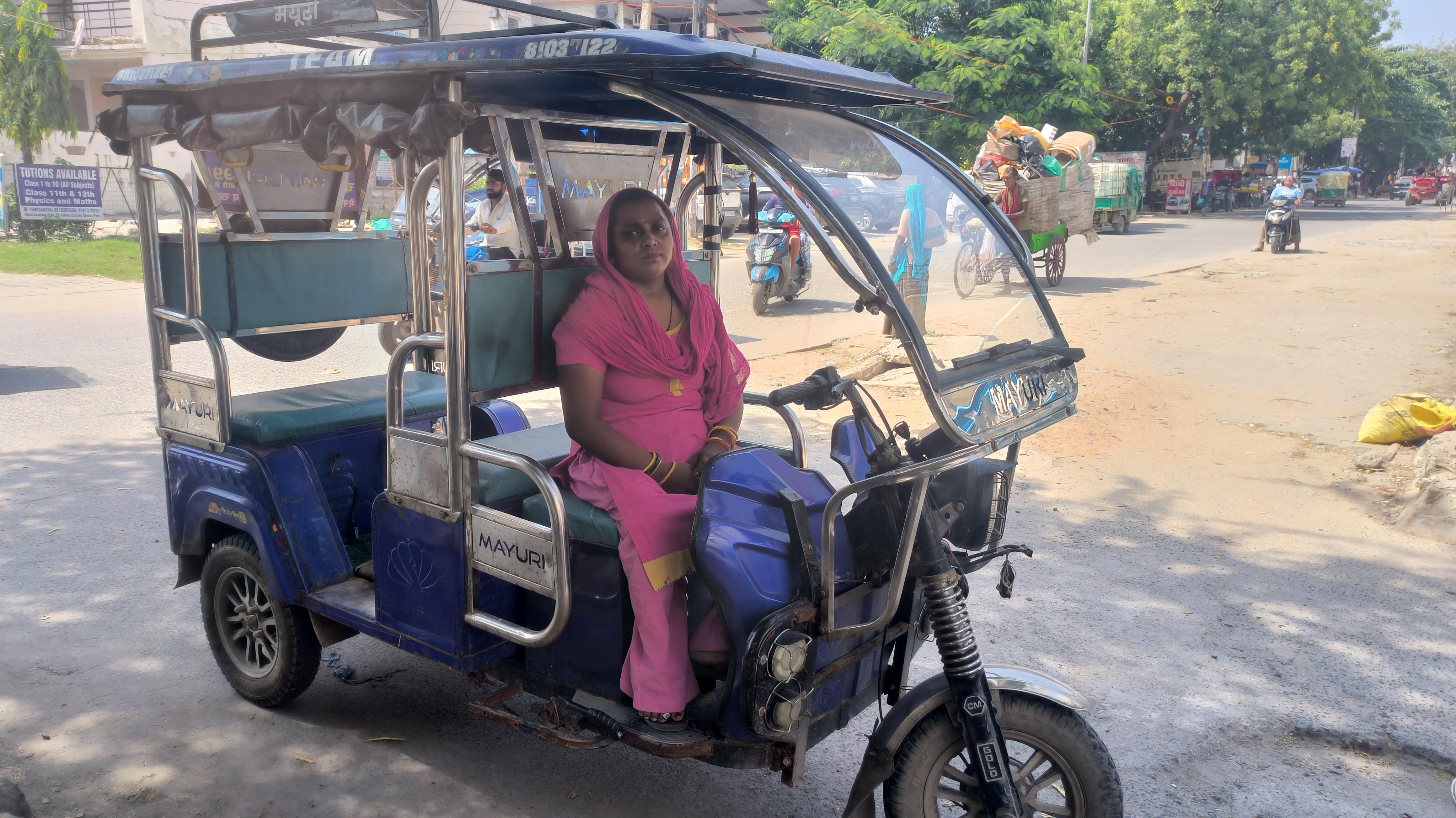 Divyang Sonia drives e-rickshaw like men in Faridabad to fulfills his Family Needs