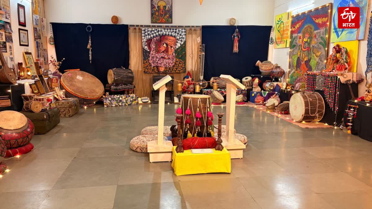 देसी लोक वाद्य यंत्रों का अनूठा संग्रह