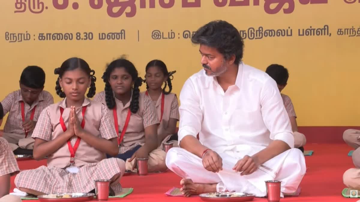 மாணவ மாணவிகளுடன் ஒன்றாக அமர்ந்து காலை உணவை ருசித்த முதலமைச்சர் விஜய்