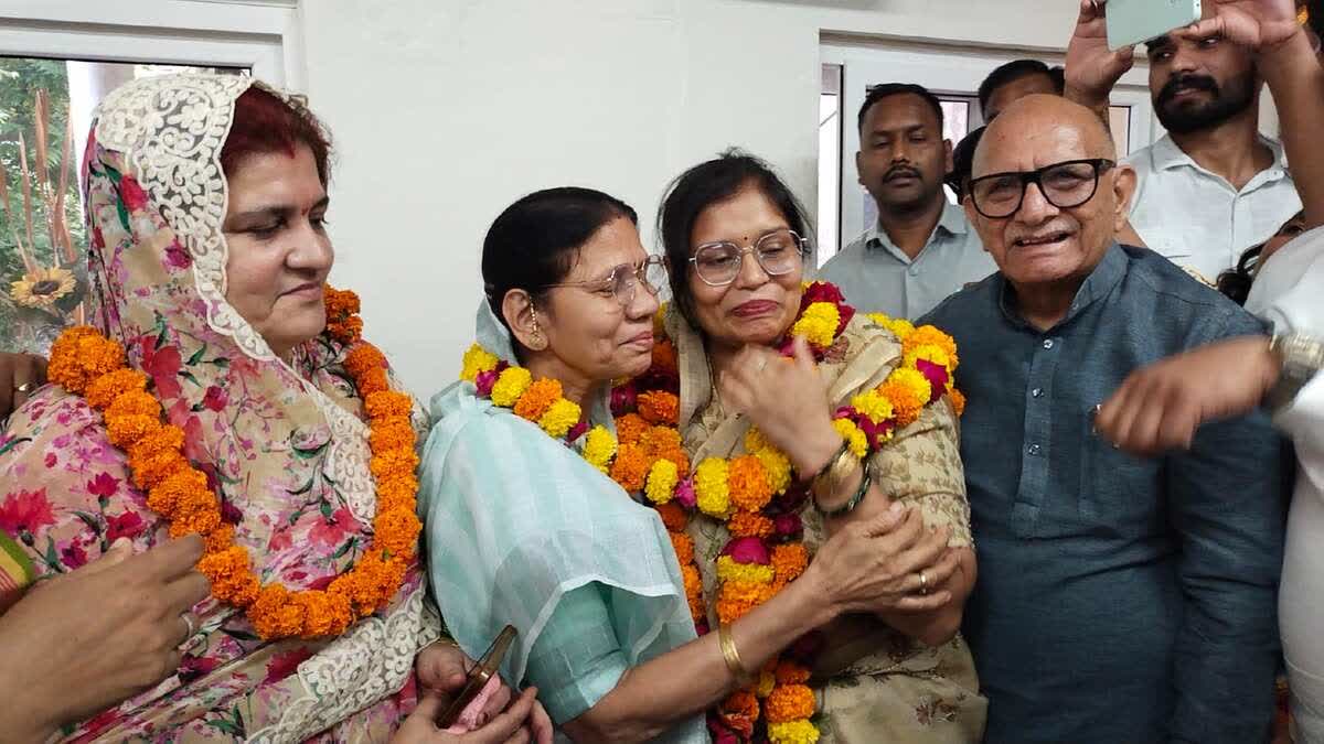Deputy Mayor Ambika Saini felicitated in Bharatpur.