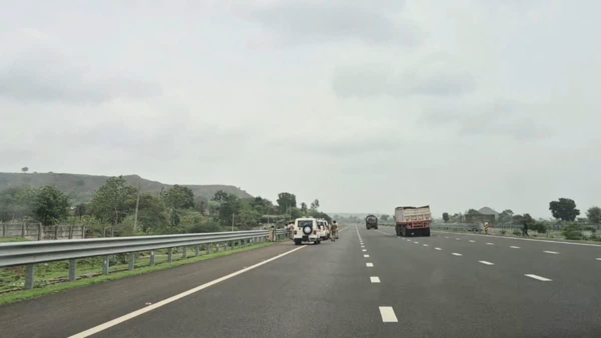 DELHI MUMBAI EXPRESS STONE FALLING
