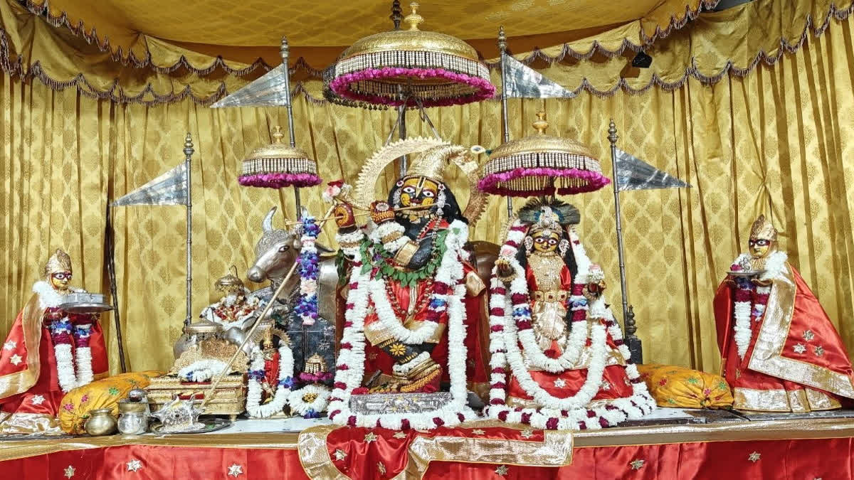Govinddevji assumed the Natvar attire