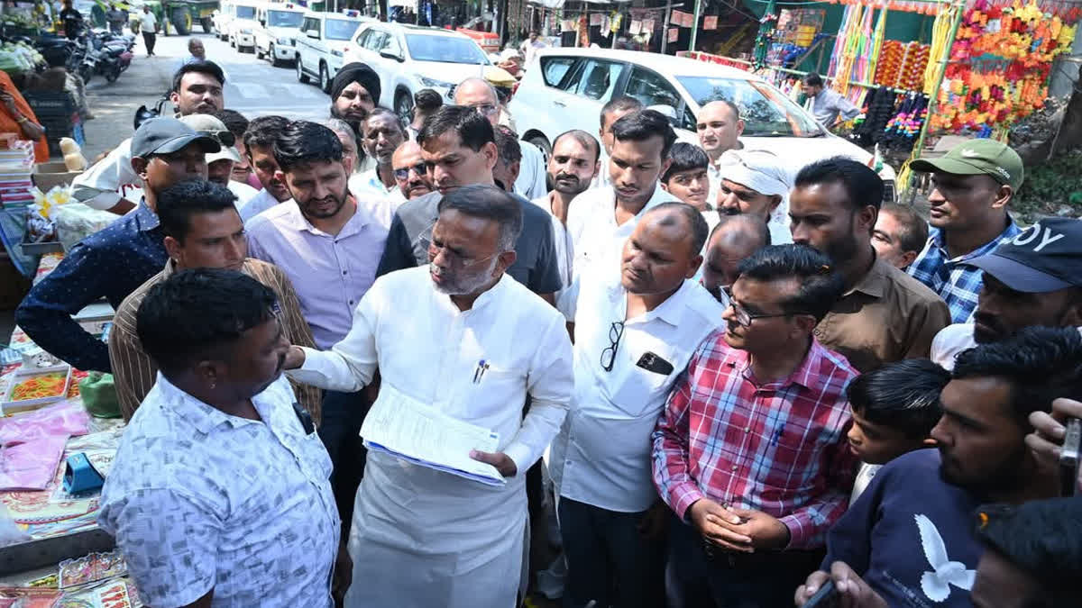 Traders and common people complaining to Minister Nagar