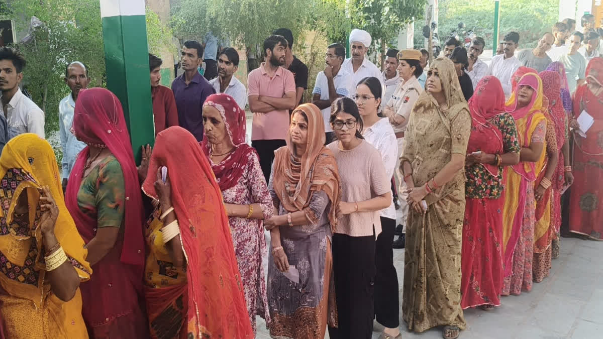 Panchayat Election 2026: बीकानेर में पहले चरण का मतदान जारी, पूर्व मंत्री गोविंद मेघवाल की बेटी और बेटे की किस्मत दांव पर