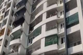 அடுக்குமாடி குடியிருப்பில் தீ விபத்து