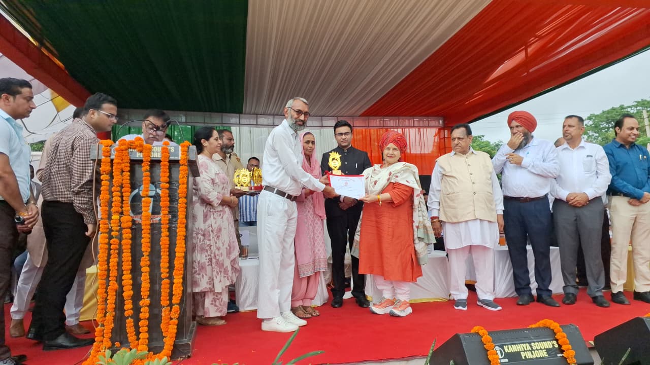 Unique Success Story Panchkula Morni farmer Virendra Bajwan earning lakhs of rupees by growing Ganoderma mushrooms received several awards