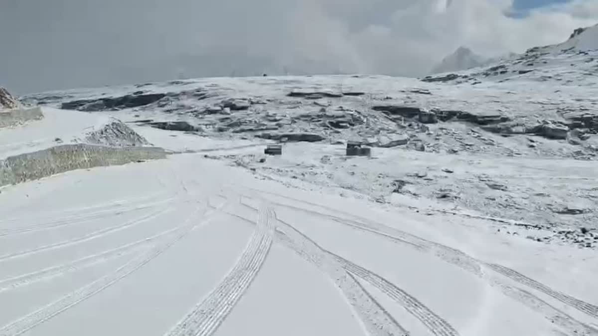 हिमाचल की पहाड़ियां सफेद बर्फ से लदी