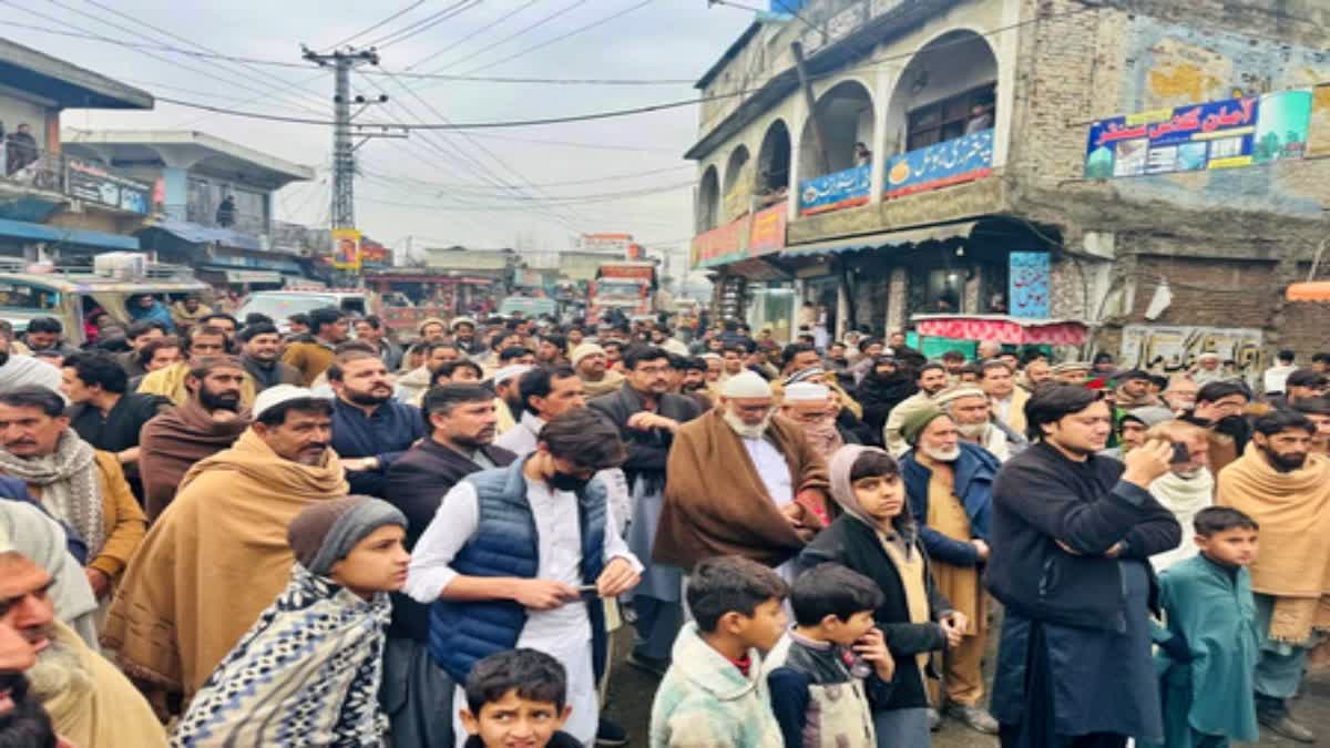 پاکستان: پی ٹی آئی کارکنوں نے عمران خان اور شریٰ بی بی کو سزا سنائے جانے کے خلاف احتجاج میں شدت پیدا کردی