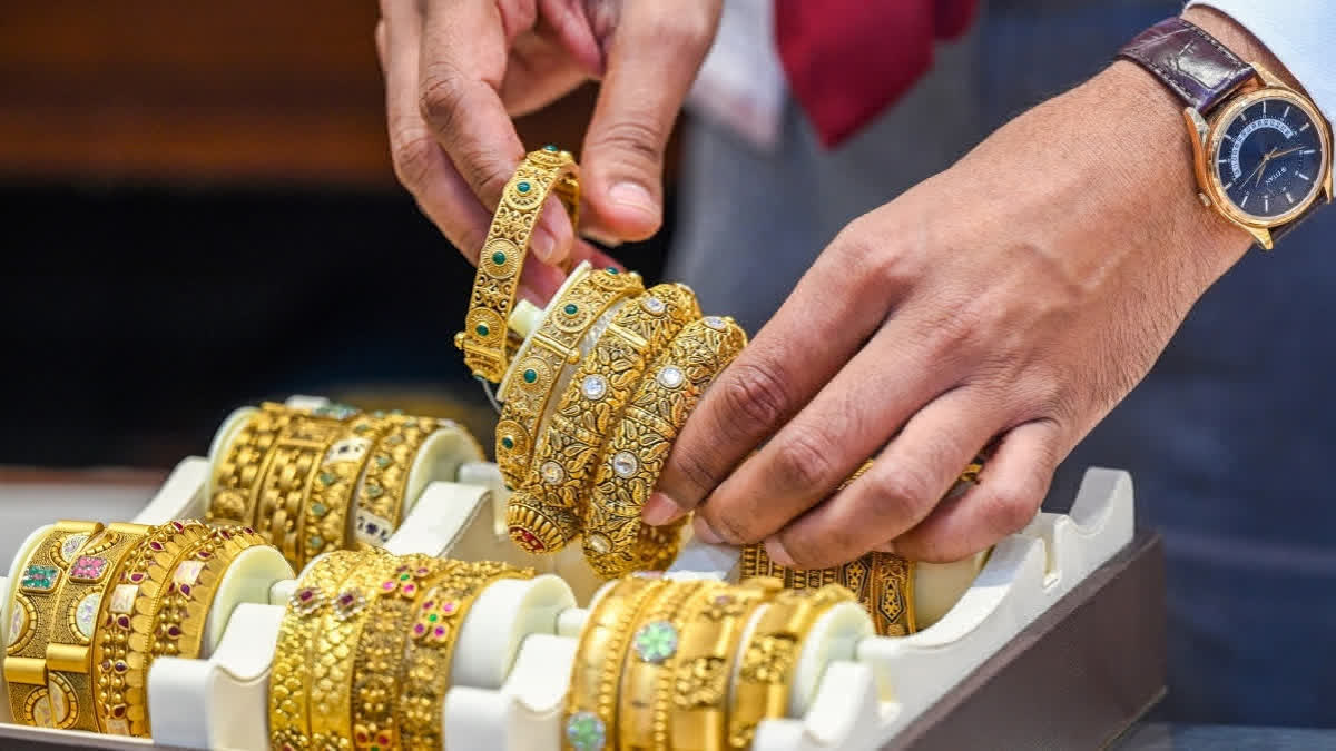 Gold Jumps To Record High Of Rs 1.38 Lakh/10g, Silver Hits New Peak Of Rs 2,14,500 Per Kg
