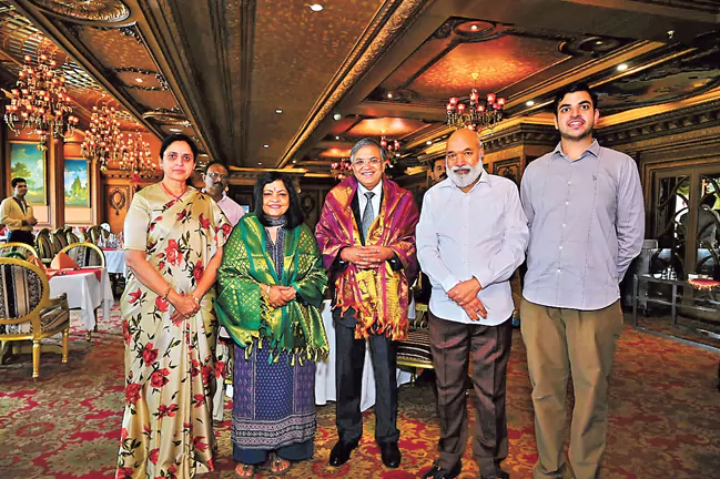 سی ای سی اور ان کی اہلیہ کے ساتھ راموجی گروپ آف کمپنیز کے سی ایم ڈی چیروکوری کرن، فلم سٹی کی ایم ڈی چیروکوری وجیشوری اور راموجی راؤ کے پوتے چیروکوری سوجے