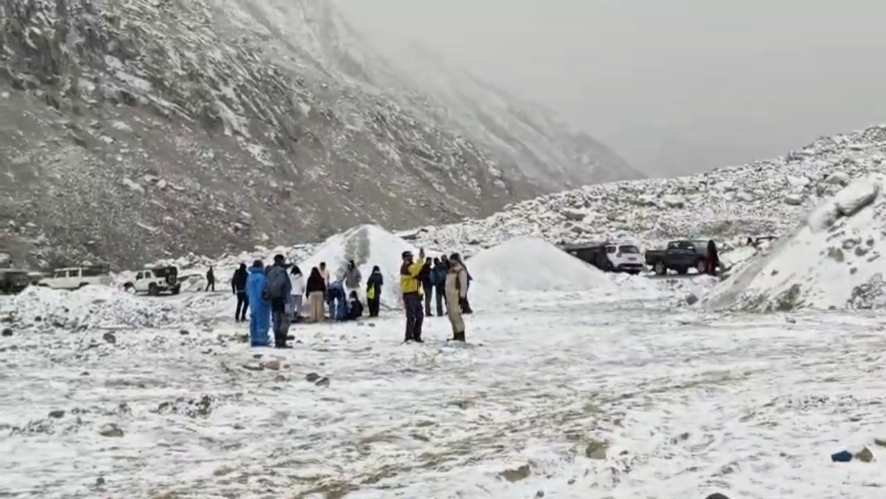 हिमाचल की पहाड़ियां सफेद बर्फ से लदी